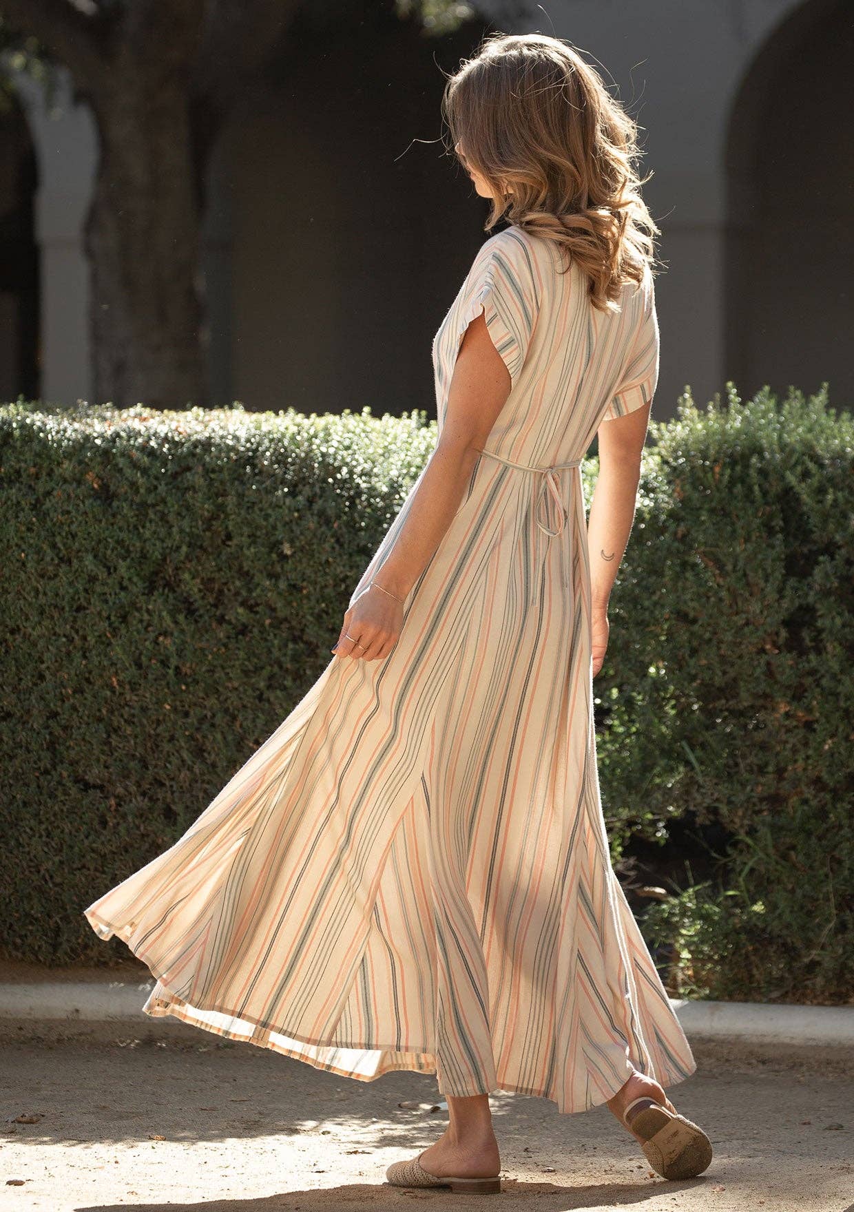 Naturel/Sauge Robe longue rayée à manches courtes et col en vente sur Faire9