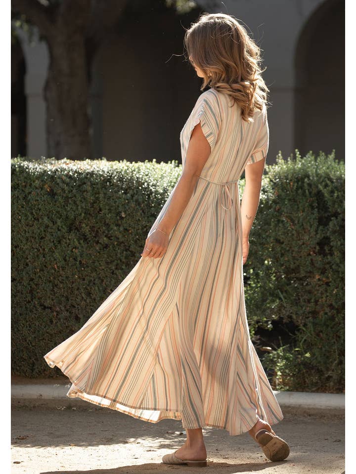 Naturel/Sauge Robe longue rayée à manches courtes et col en vente sur Faire9