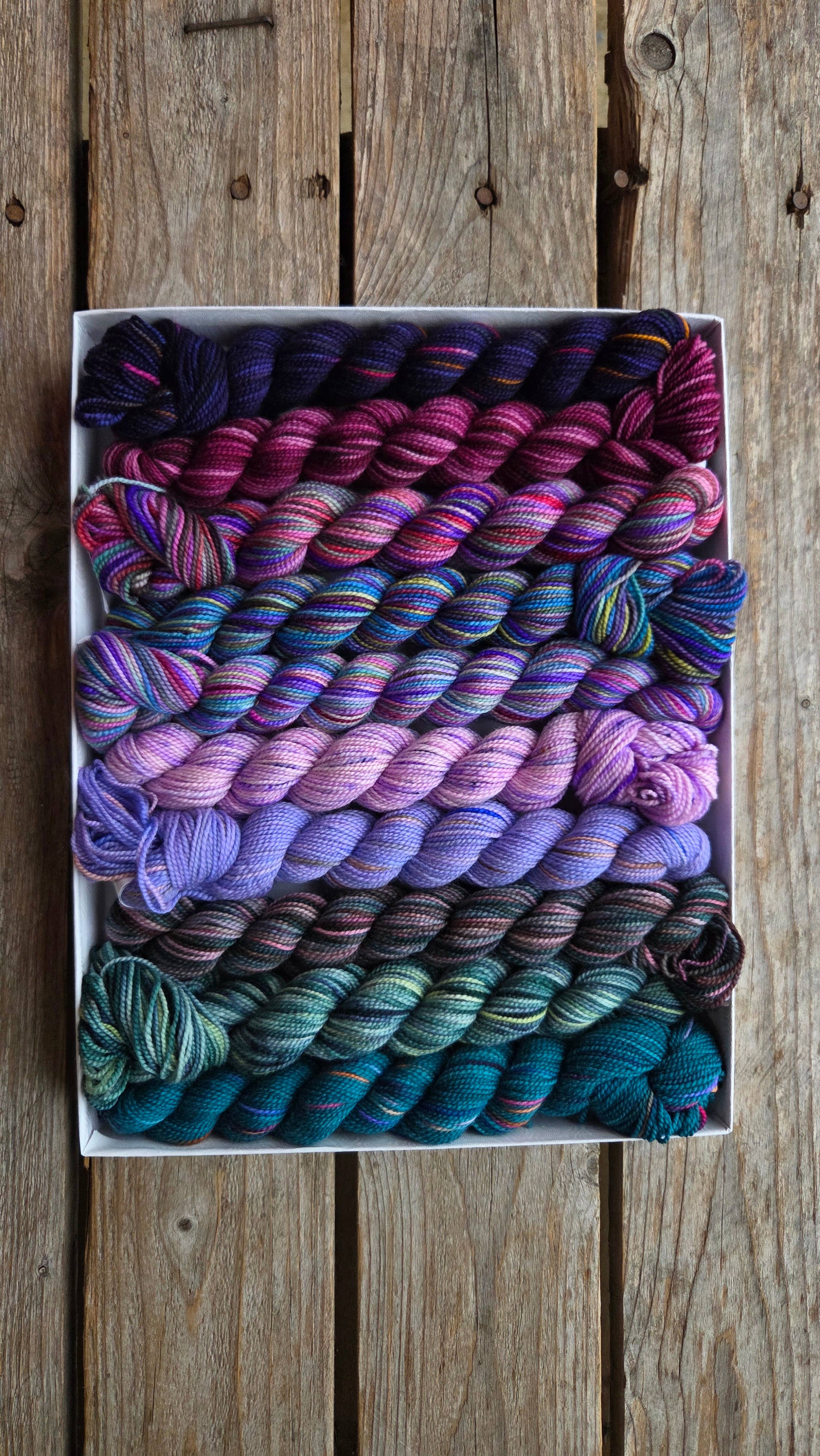 Koigu Wool Designs – Großhandel Garn – Bridgerton Stifteboxen5