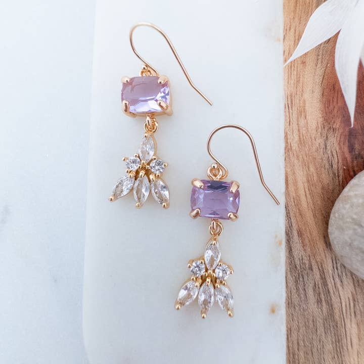 Lila Hängeohrringe Gold Kristallohrringe Hypoallergen für den Großhandel von YSM Designs