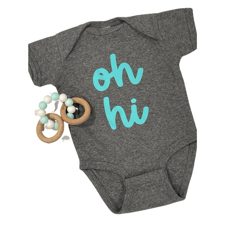 The Mini Mart Studio - Vendita all'ingrosso Tutina (senza piedini) - Neonati - Oh Hi Baby Onesie | Simpatico body da neonato | Completo da ritorno a casa | Regalo per bebè | Tutina per bebè Hello | Tutina per neonato unisex | Body per neonato