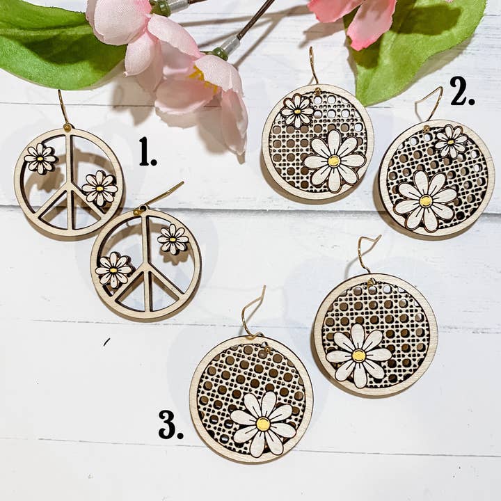 Boucles d'oreilles Fresh as a Daisy pour la vente par Natalie Fox Studio