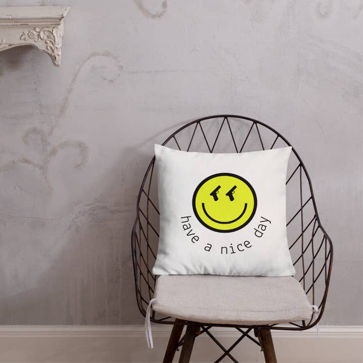 Armed In Style – wholesale Dekorativ kudde – Gul Smiley torr eld kudde