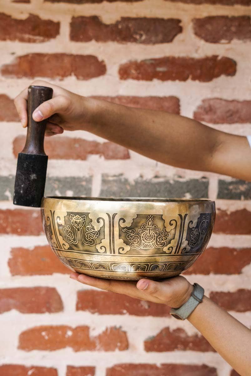 Himalayas Shop – Großhandel Meditationszubehör – Fuß-Chakra-Klangschale mit Chakrasymbolen4