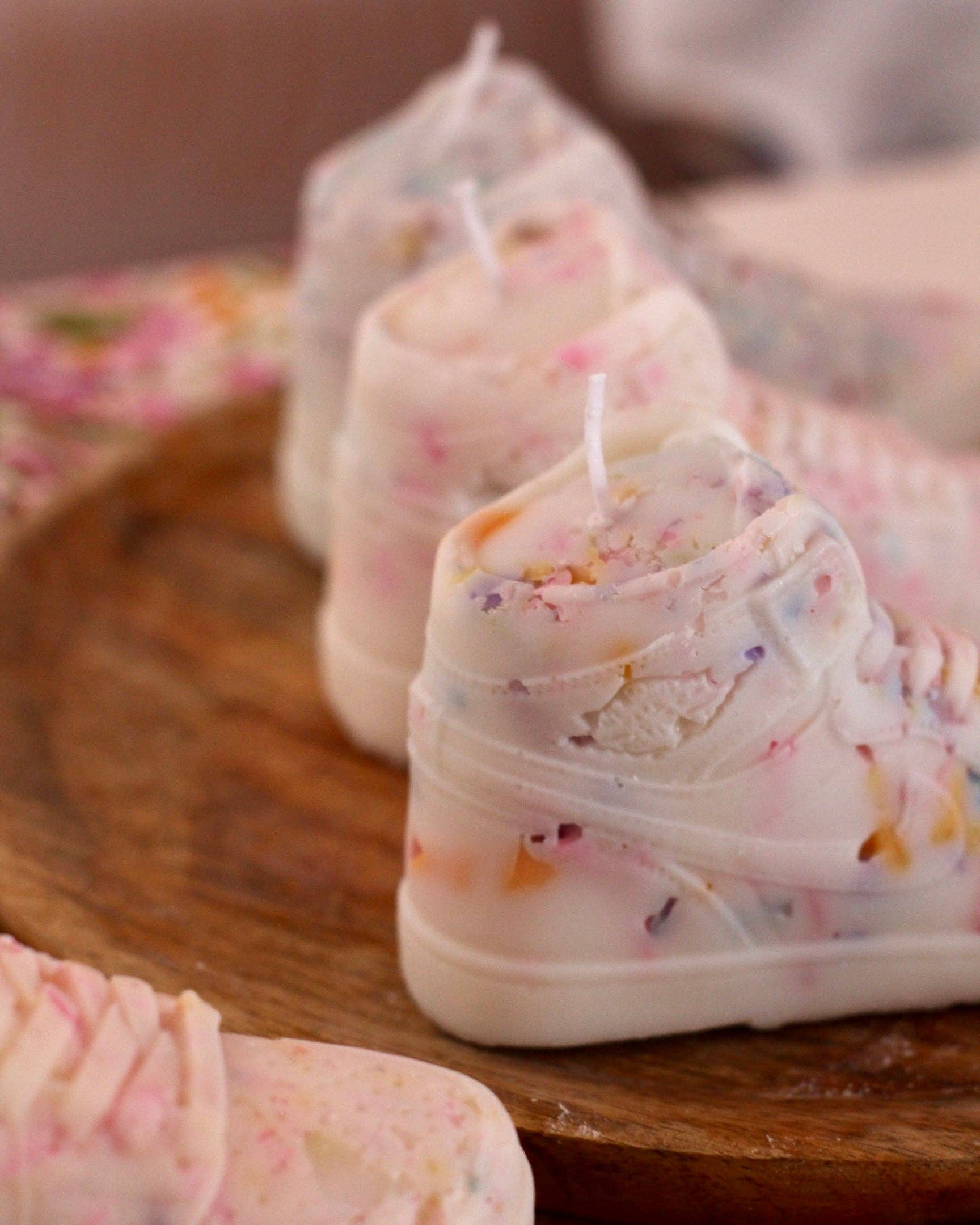 Meet me at the corner - Vendita all'ingrosso Candele regalo - Candela a forma di sneaker effetto terrazzo multicolore3