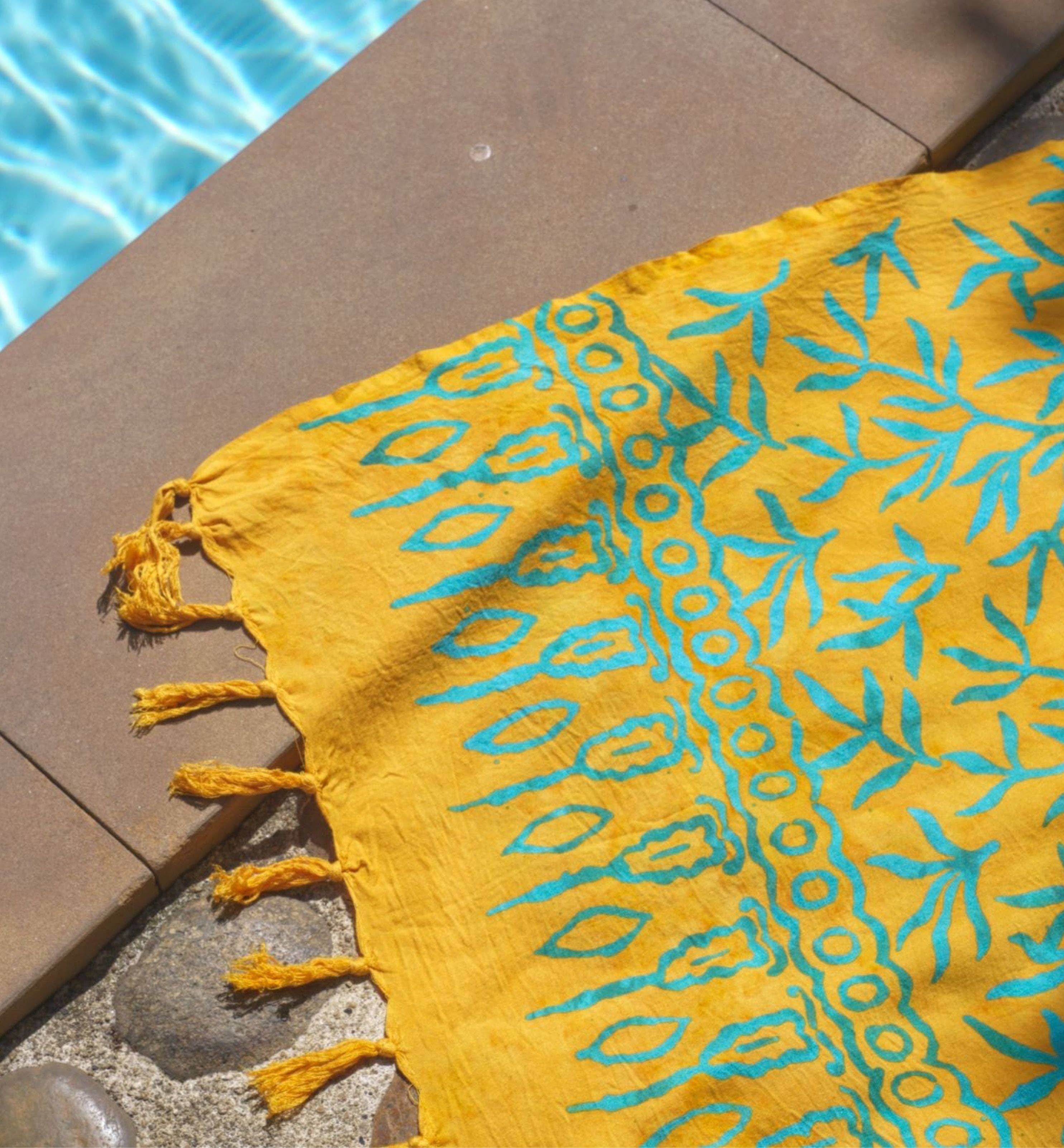 YUMI & KORA – Engroshandel Strandbadekåbe – Dame – Yellow batik sarong med blåt sivemønster - LANTA REEF