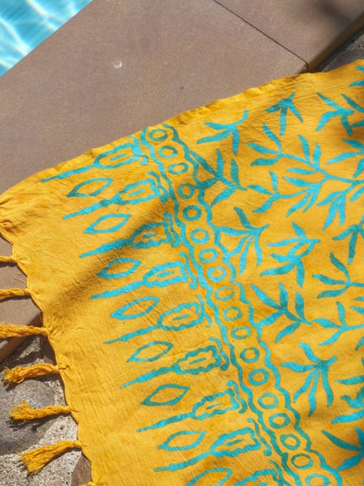 Yellow Batik Sarong - LANTA REEF för wholesale av YUMI & KORA