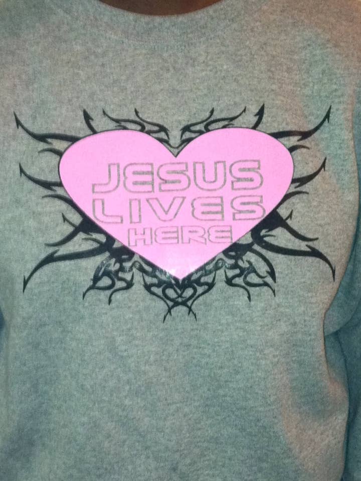 Jesus lebt hier (Hoodie) für den Großhandel von TBOC Apparel