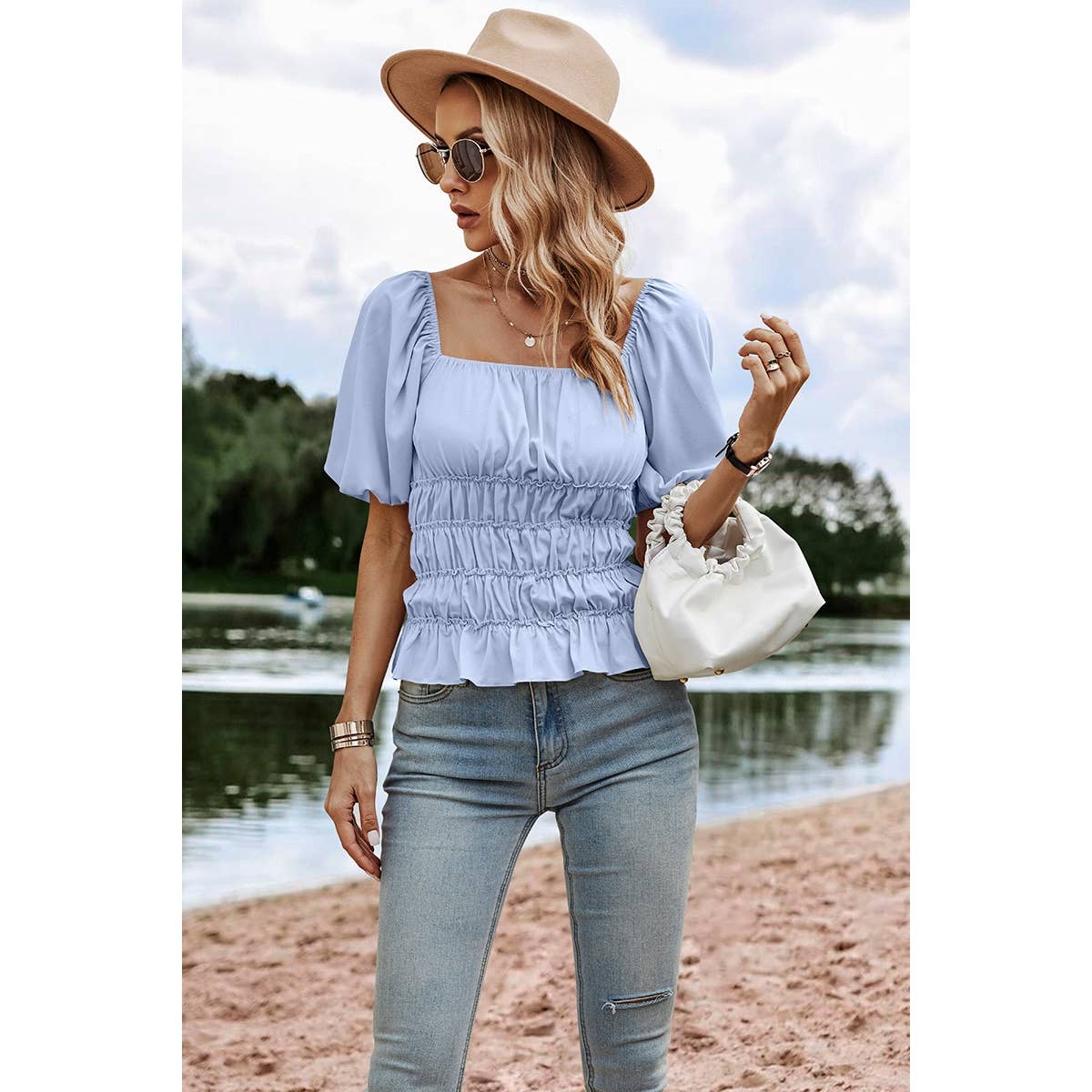 Supreme Fashion – Engroshandel Bluse - Dame – Bluse med firkantet halsudskæring, shirred flæseærmer og peplum i ensfarvet.3