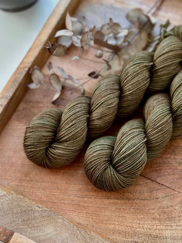 KiMo Strumpgarn - Mörk Liten Oliv för wholesale av laurelknits