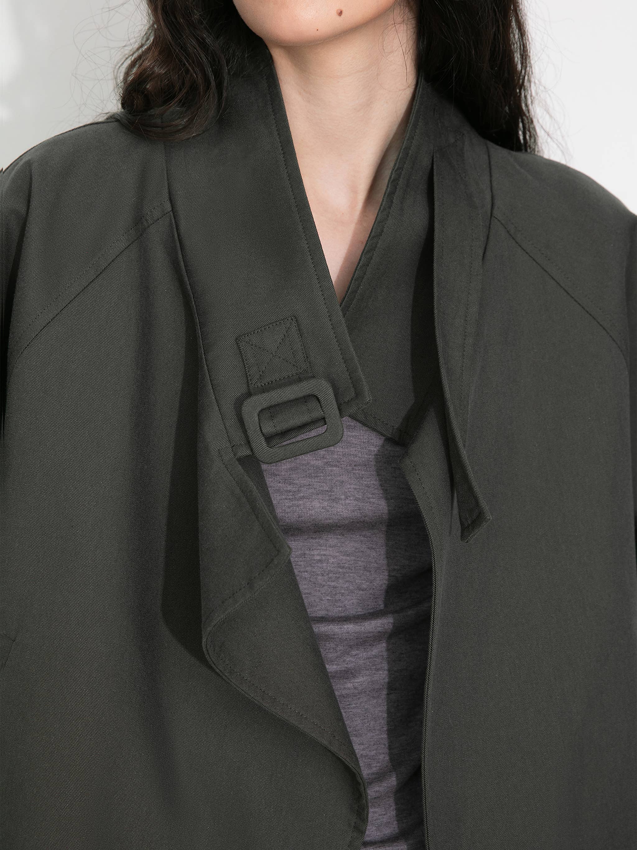 CUBIC – Großhandel Trenchcoat – Damen – Kurz geschnittener Trenchcoat mit Überlagerung vorne3