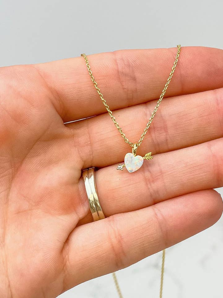 Glitzy Gold Cupid's Arrow hanger ketting voor wholesale door Prep Obsessed Wholesale