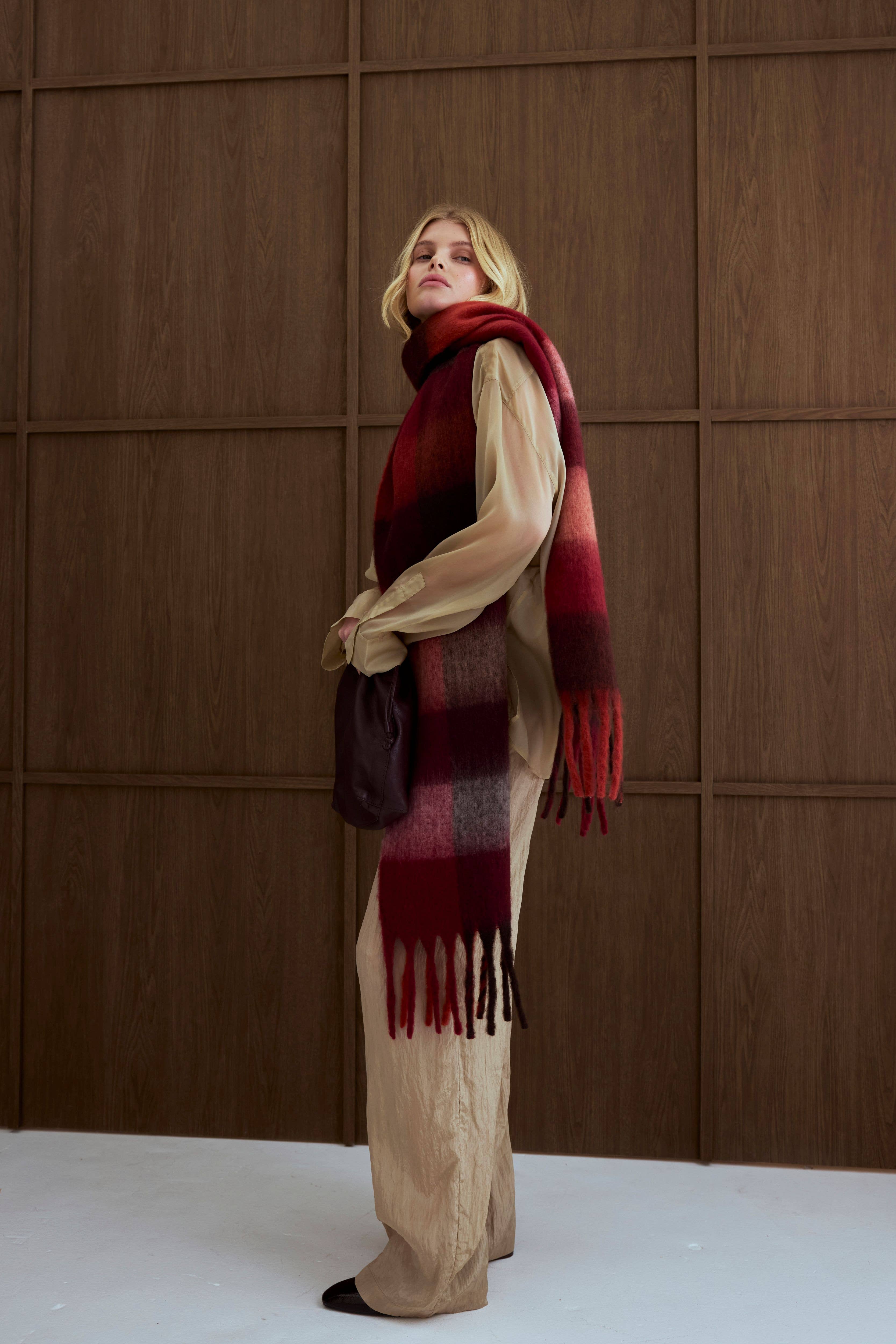 ARCTIC FOX & CO. – wholesale Halsduk - Dam – Reykjavik-halsduken - 100% återvunnen - Vinröd rutig - AW254