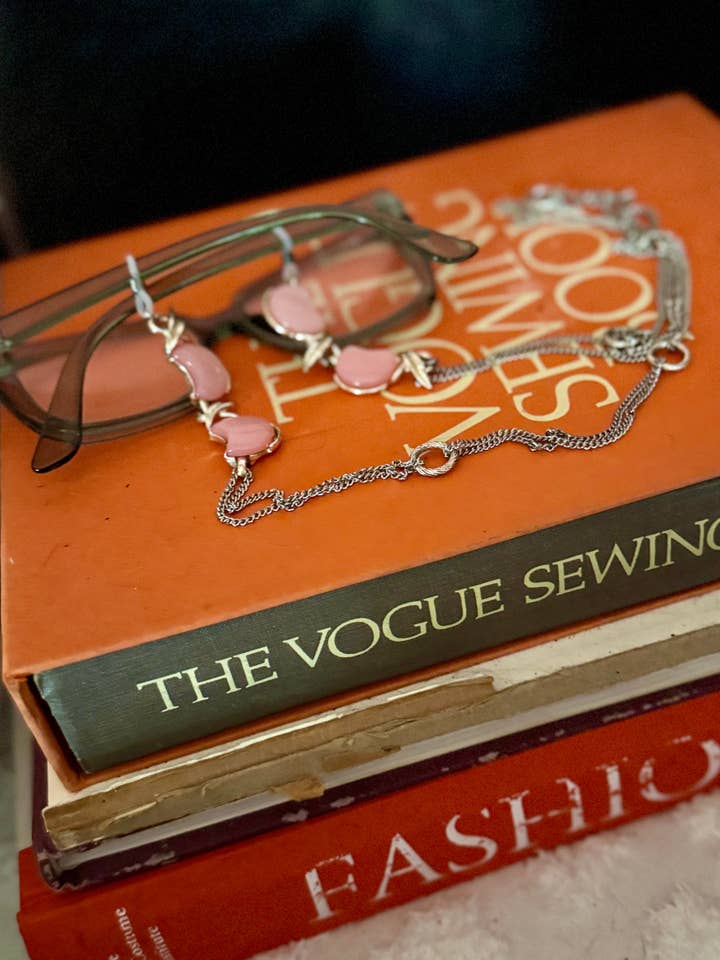 Lunefuld lyserød brillekæde, sølv brillekæde for engroshandel hos Jo Noelle