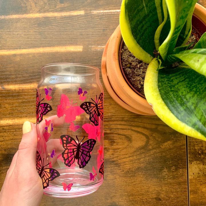 MarieDesignCo - Venta al por mayor Vaso/copa - Vaso de vidrio holográfico mariposa rosa, pinta de 16 oz, lata de vidrio