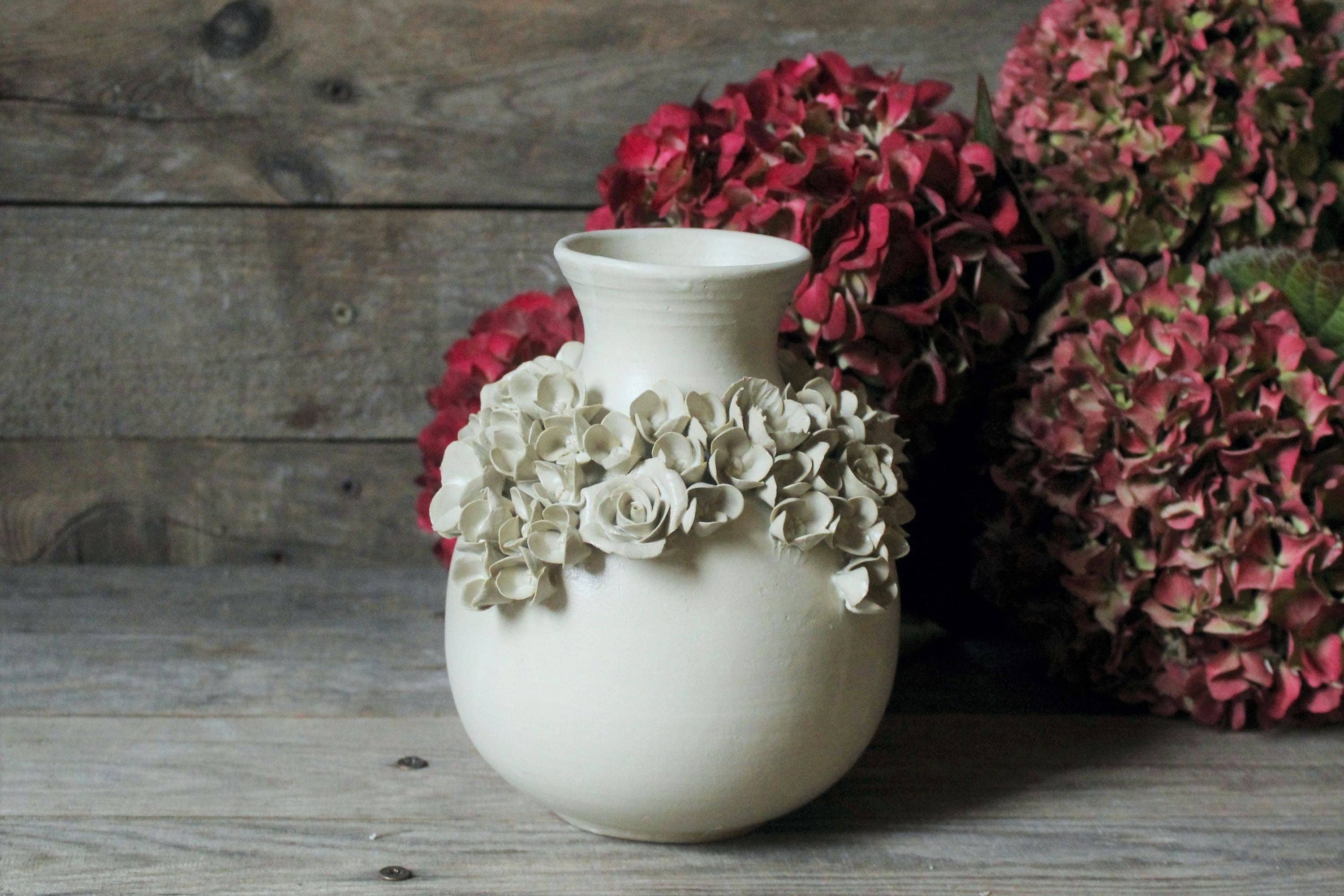L'Officina - Wholesale Vase - Romantic stoneware vase with a garland of mixed flowers. - IN PRODUCTION1