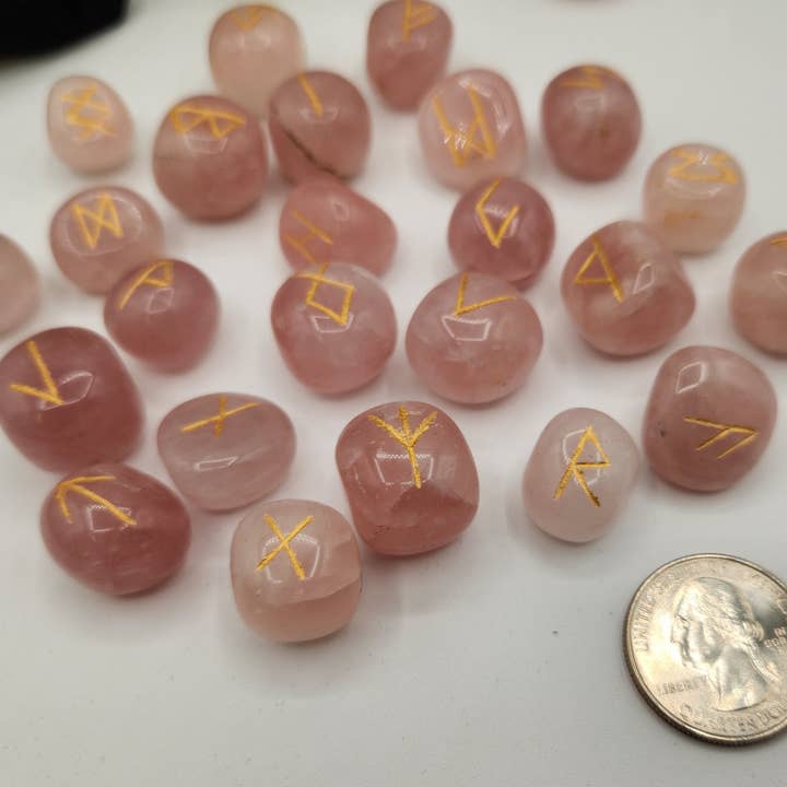 Meraki Gemstones – Engroshandel Spirituelle sten og krystaller – Rose Quartz halvædle rune-sæt med fløjlspose5