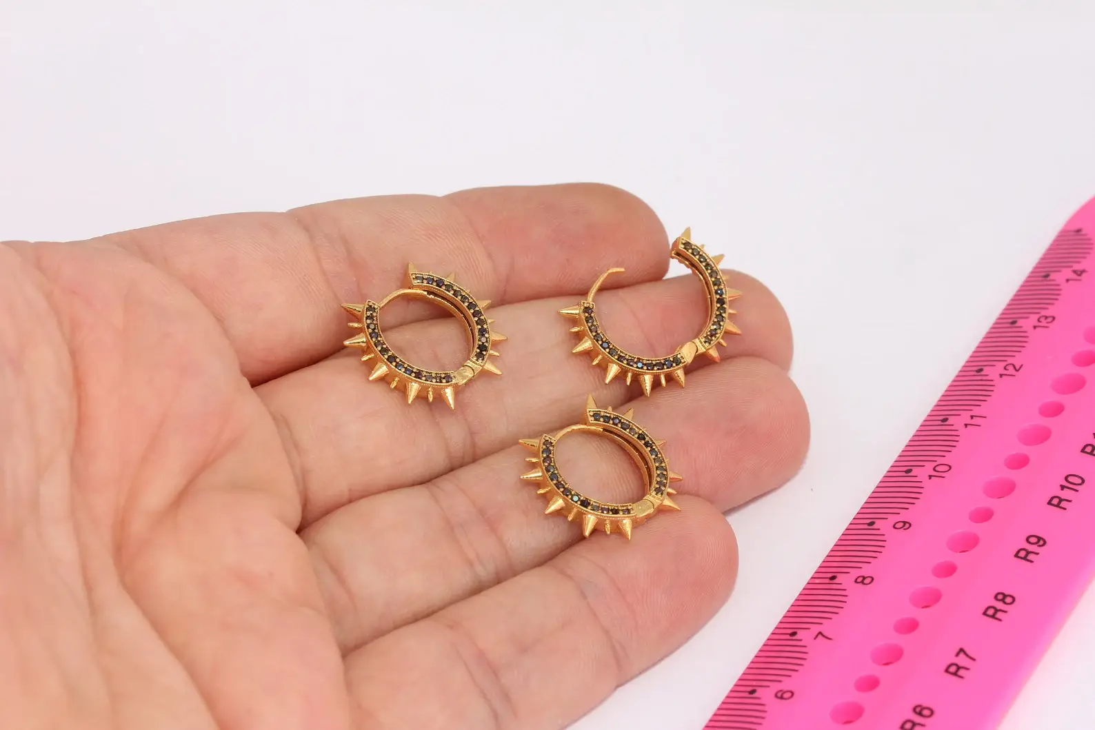 QueenJewelryM – Großhandel Hoops – 20 mm 24k glänzende goldene CZ Punk Spike Creolen, XP3820