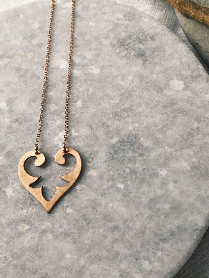 Collana in bronzo con cuore fleur de lis per la vendita all'ingrosso da parte di Modern Madini