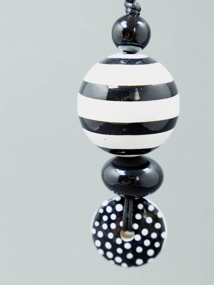 Ciondolo con perline bianche e nere per la vendita all'ingrosso da parte di Gannwood