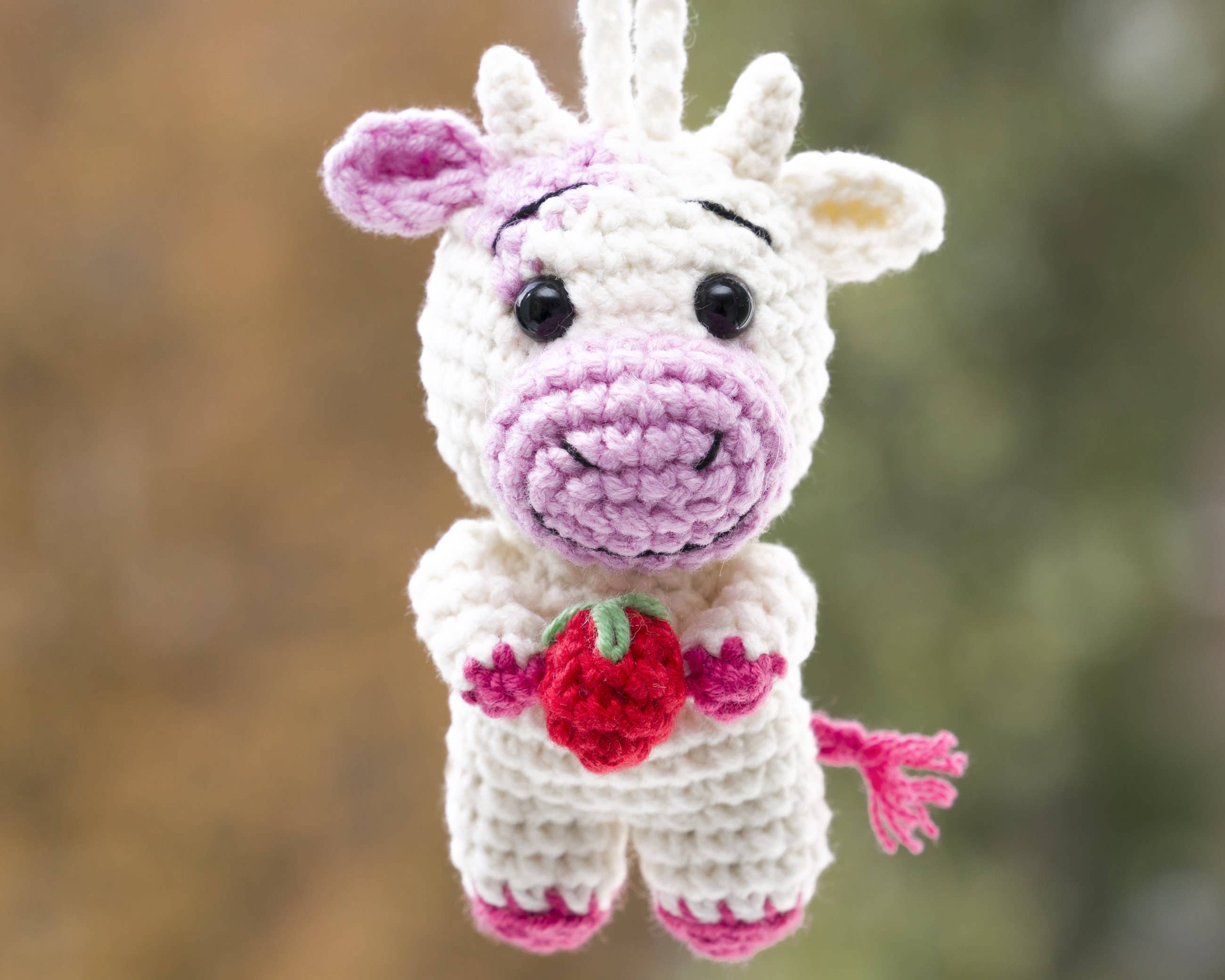 Anh2 LTD – Großhandel Rückspiegeldeko – Unisex – Gehäkelte Kuh, Erdbeer-Kuh, Autodekoration zum Aufhängen5