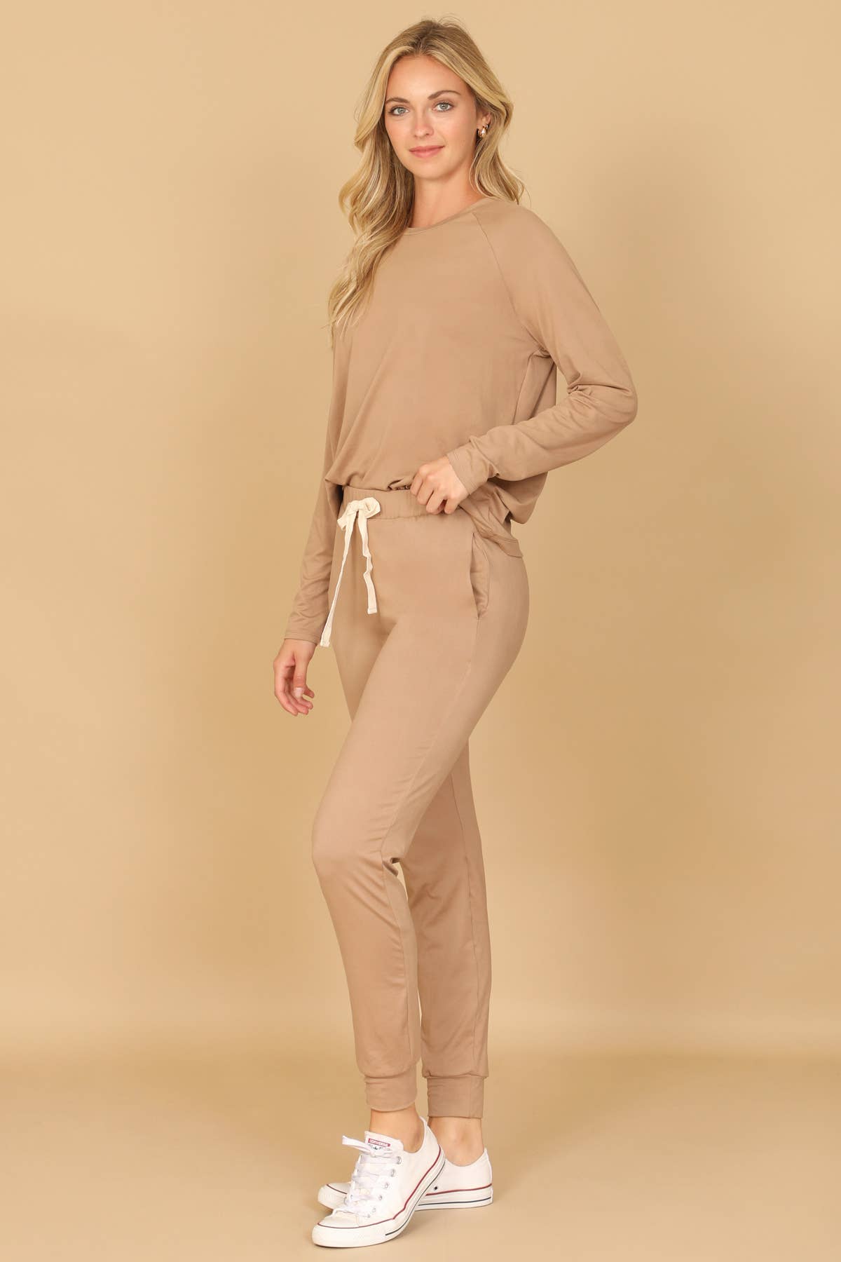 You & Me - Vendita all'ingrosso Pantaloni sportivi/da jogging loungewear - Donna - Set maglia a maniche lunghe e joggers taglie forti YMP40001XV con cintura da annodare.18