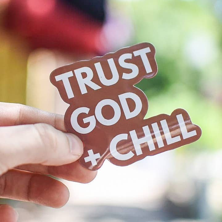 Stol på Gud + Chill - Klistermærke for engroshandel hos Still Magnolia