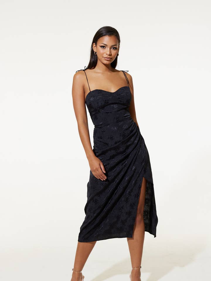 Abito Elena in jacquard rosa nero riciclato per la vendita all'ingrosso da parte di Samsara London