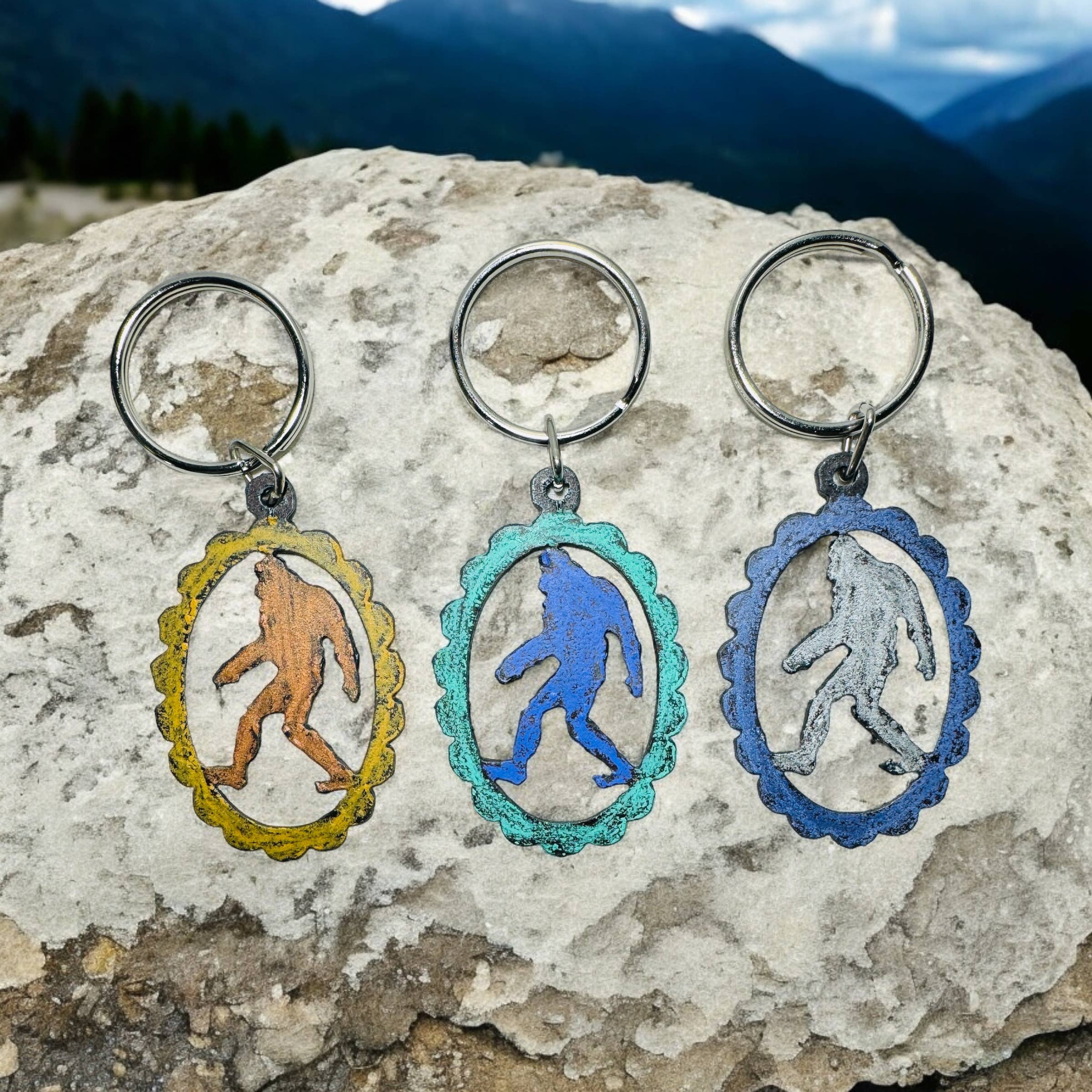 Whimsies – Großhandel Schlüsselanhänger – Unisex – Bigfoot-Schlüsselanhänger, süßes Lodge-Geschenk, Cowboy-Rodeo, Washington, USA2