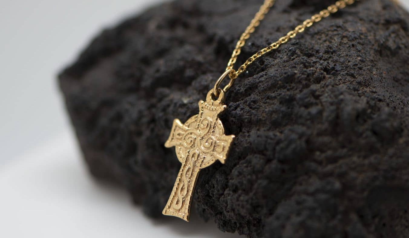 TALISMAN JEWELLERY (D&Fidanverdi, S.L.) - Vendita all'ingrosso Collana con ciondolo/pendaglio - Ciondolo Croce Celtica/Triskel in Ottone Placcato Oro 18k1