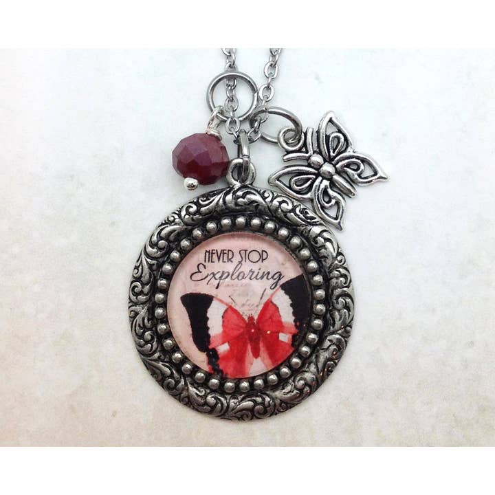 Collier en étain vintage Never Stop Exploration pour la vente par Urban Charm