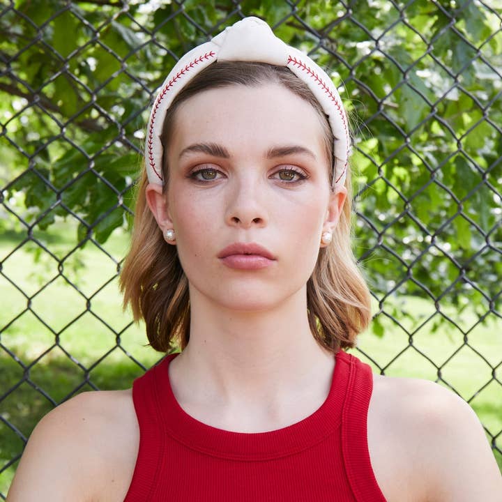 Lele Sadoughi – Großhandel Fashion-Stirnband – Damen – Elfenbeinfarbenes, geknotetes Haarband Chicago Cubs mit Stickerei3