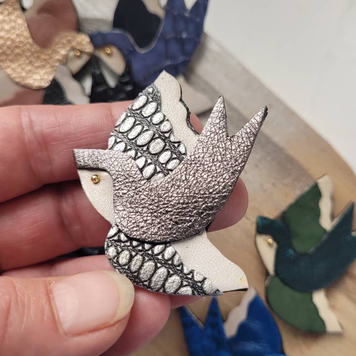 Broche andorinha prateada em couro reciclado e banhada a ouro por atacado de Onëhj