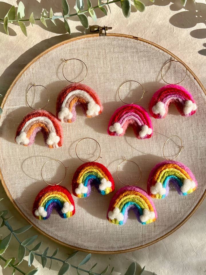 Regenboog vilten oorbel voor wholesale door Honey Loom Designs