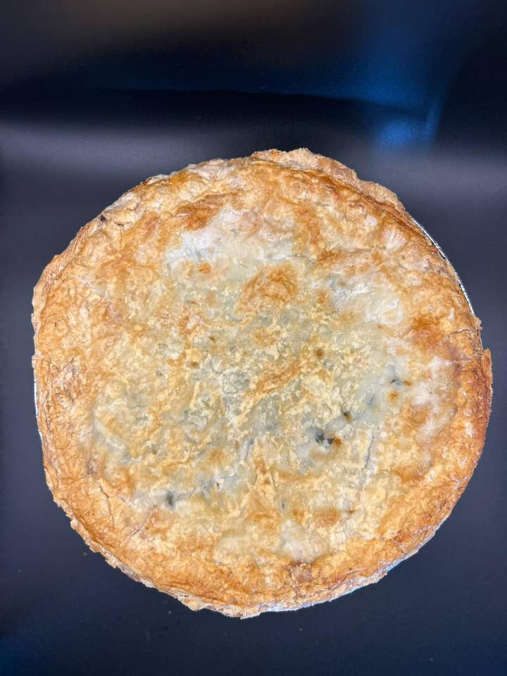 Quiche de 9 pulgadas, espinacas y asiago - Corteza inclinada para venta al por mayor de Judy's Breadsticks / Lovesticks