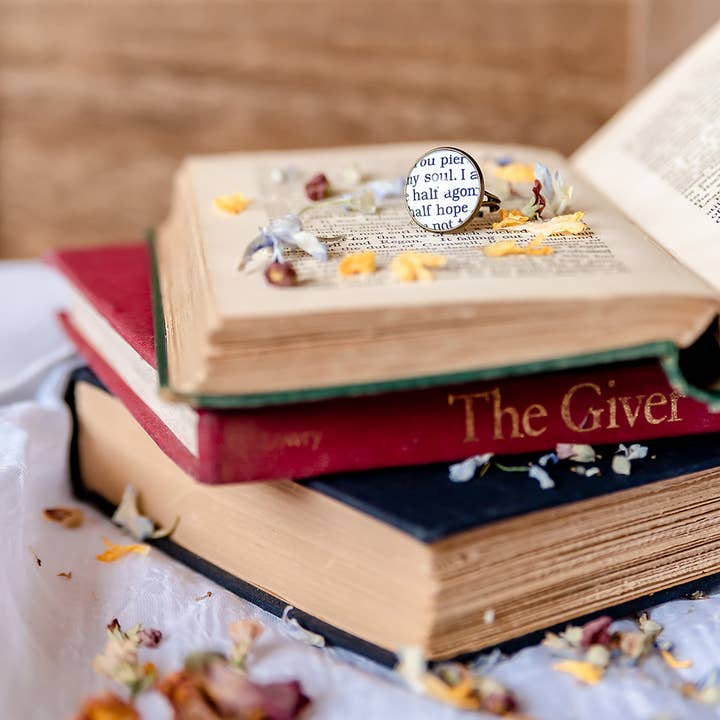 The Authored Shop - Venta al por mayor Anillos grandes/de cóctel - Anillo Bookish | Persuasión1