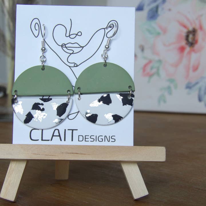 Demi-lune inspirée de la vache vert olive pour la vente par Clait Designs