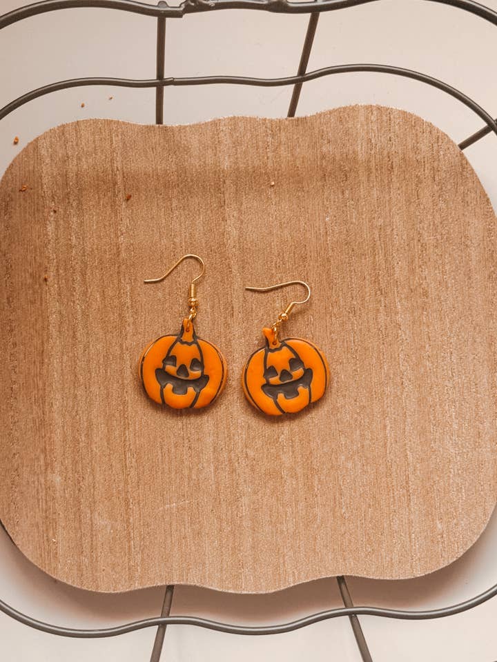 Brincos de Abóbora Jack-o’-Lantern – Halloween em Argila Polimérica por atacado de Mountain Made Clay - Handmade Polymer Clay Earrings