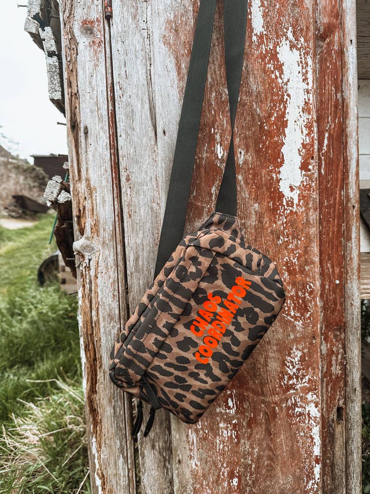 Chaos Coordinator Marsupio con stampa leopardata / Borsa a tracolla per la vendita all'ingrosso da parte di Dottie Wombat