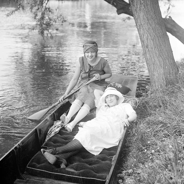 Amis sur la rivière carte photographique vintage pour la vente par Inky Blue Ltd t/a Holy Mackerel