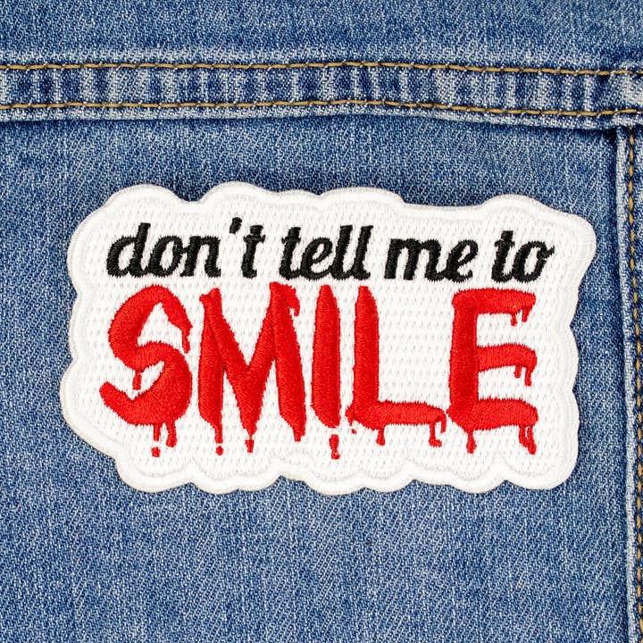 Écusson thermocollant Don't Tell Me to Smile, patch féministe pour la vente par Ifs, Ands, Or Buttons