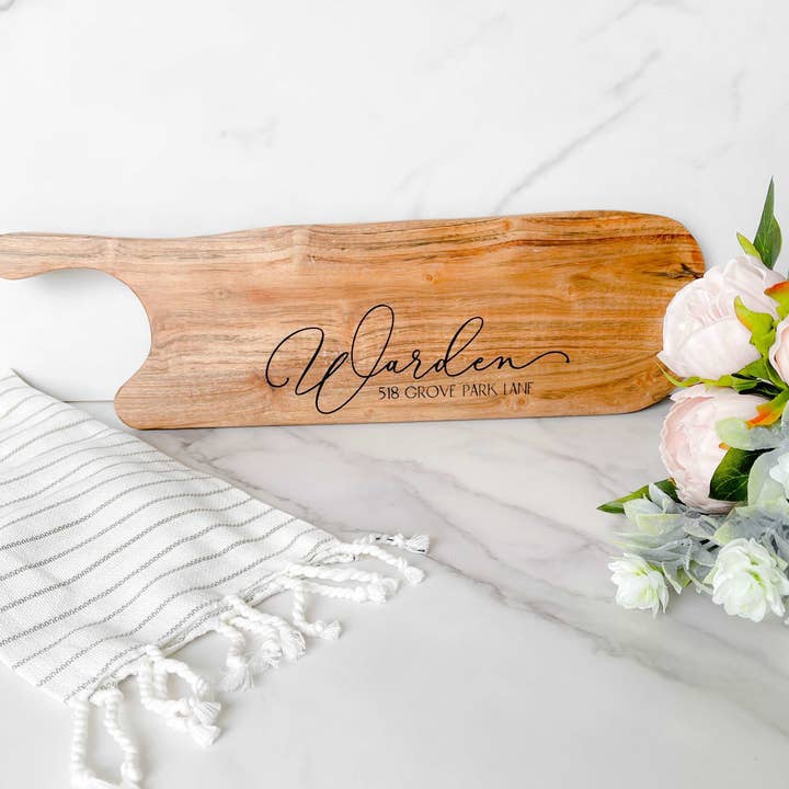 Brugerdefineret indgraveret ostbræt af akacietræ med håndtag for engroshandel hos Woobie Beans Jewelry, Gifts & Apparel