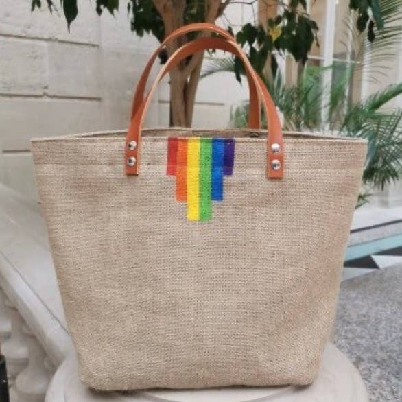 Rainbow juteväska med regnbågsmönster och cognacsfärgade handtag för wholesale av Grenouille Rouge