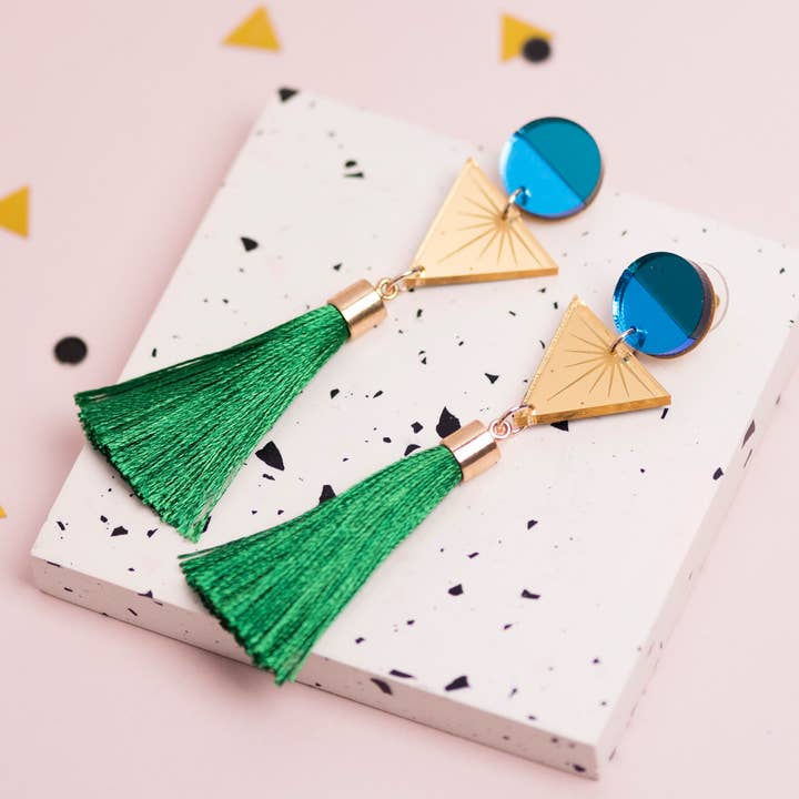 Groene oorbellen van acryl met geometrische kwastjes voor wholesale door Laura Danby