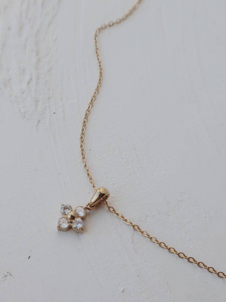 Collana Primula per la vendita all'ingrosso da parte di Olive Branch Jewelry & Co.