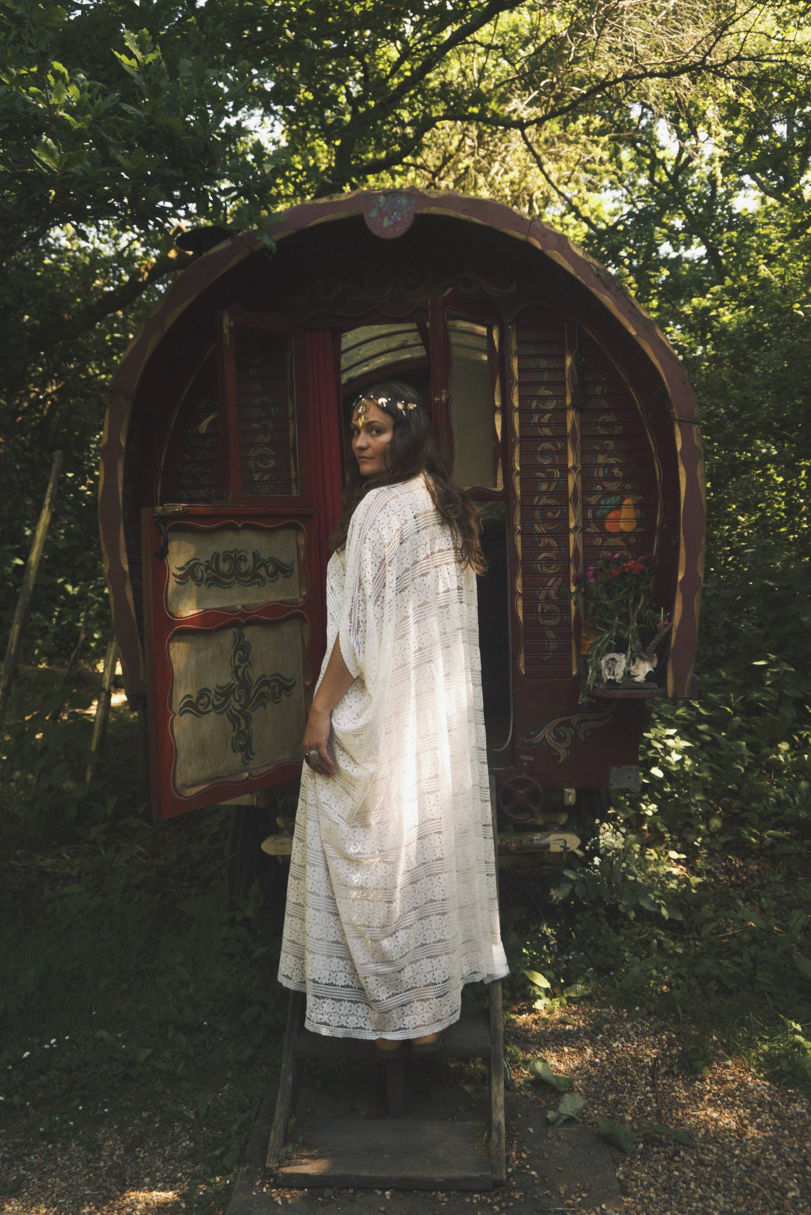 Fumbalinas - Vente Caftan – femme - Robe Caftan en Dentelle Blanche à Rayures Luna Veil3