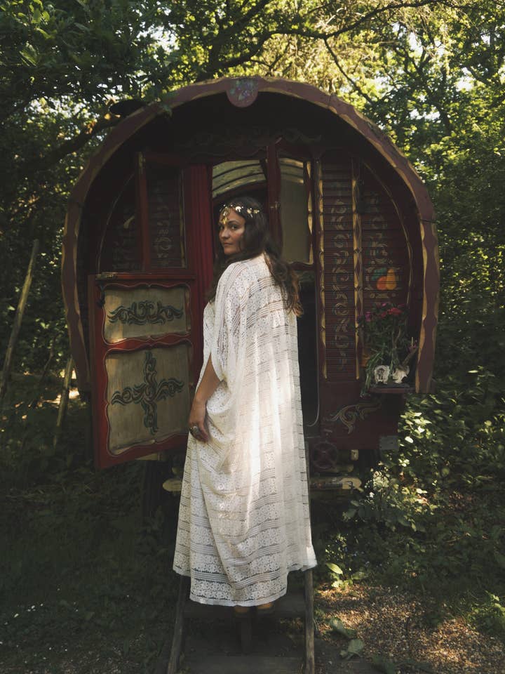 Fumbalinas - Vente Caftan – femme - Robe Caftan en Dentelle Blanche à Rayures Luna Veil3