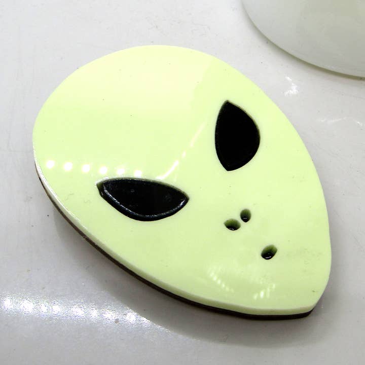 Broche Alien pour la vente par Beqi Clothing