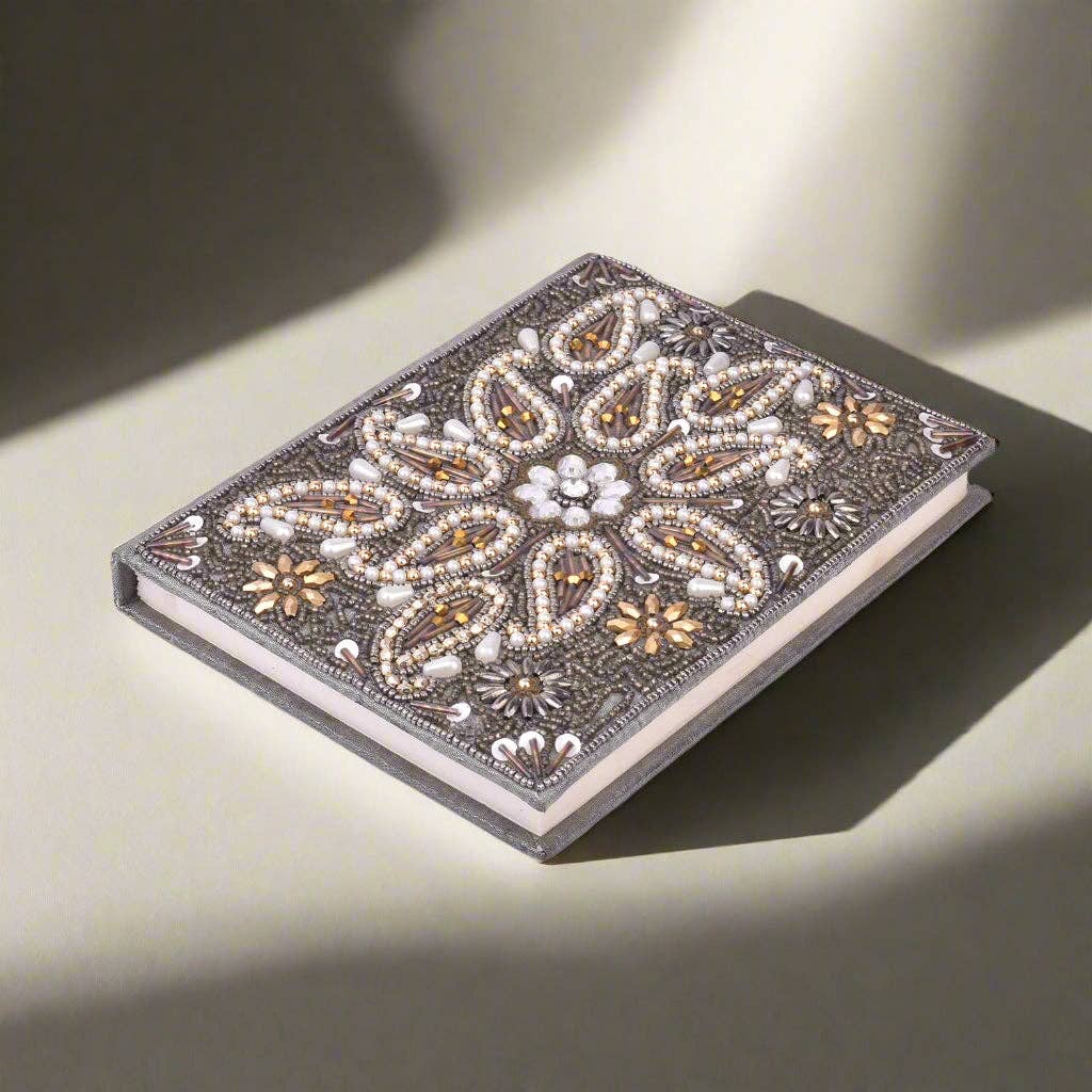 Soothi | Containers Of Creativity – Großhandel Tagebuch – VORBESTELLUNG - Exquisites Zari handbesticktes Tagebuch - Eine königliche Kunstfertigkeit 5x7 Erinnerungsstück2