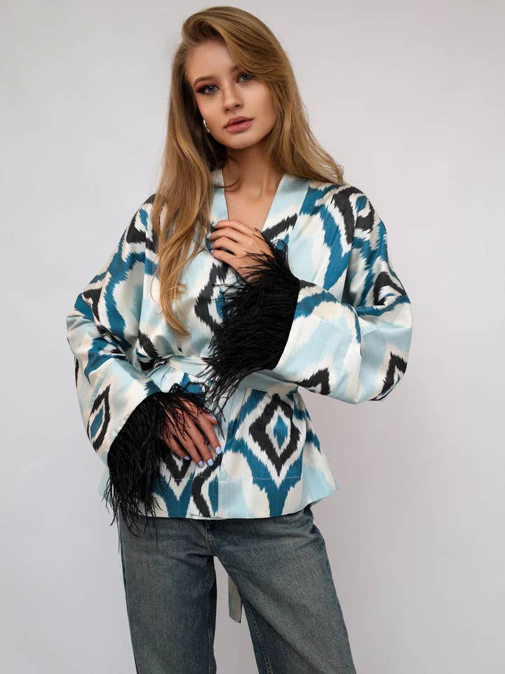 Mini quimono azul 85% seda com penas pretas por atacado de Silk & Cotton Global